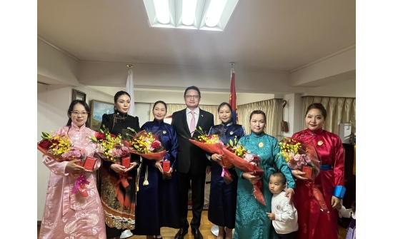 Япон дахь монгол ээжүүд "Алдарт эх"-ийн одонгоо авлаа