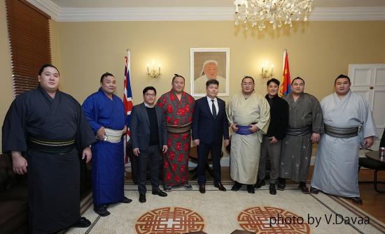 Лондон: Мэргэжлийн сүмогийн дээд зиндааны монгол бөхчүүд үзүүлэх тоглолтод оролцоно