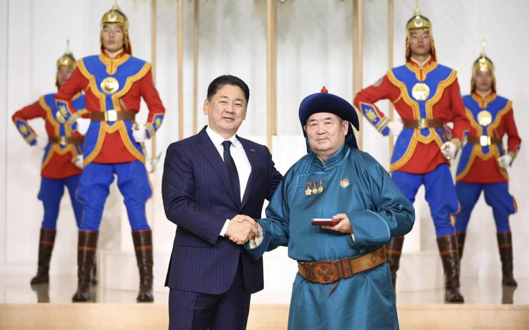 Ардын багш С.Дуламд Хөдөлмөрийн баатар цол хүртээв