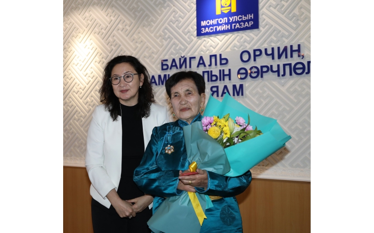 25 жил ажилласан цаг уурч Ц.Нямаад “Алтан гадас” одон хүртээлээ
