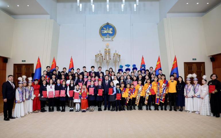 Оны онцлох 72 хүүхэд Ерөнхий сайдаас шагналаа гардаж авлаа